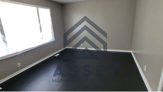 Building Photo - Cute 4 bedroom House