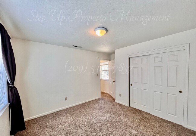 Building Photo - 3 Bedroom 1.5 Bath Townhome near Racetrack Neighborhood!