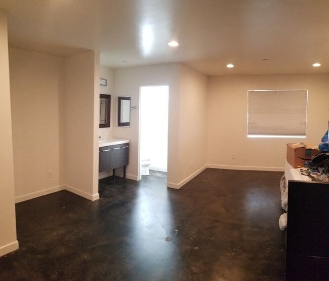 Building Photo - 5 bed 6 bath across street from Cal Poly c...