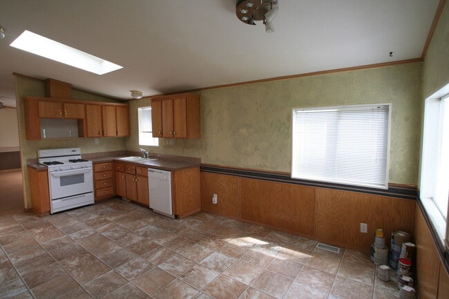 Building Photo - 3 bed 2 bath home with fireplace