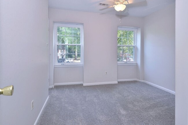 Building Photo - Spacious End-Unit Townhome