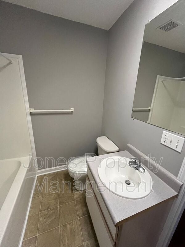 Building Photo - 804 Pine St