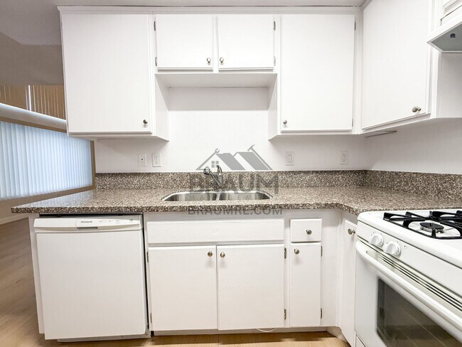 Building Photo - 5245 Riverton Ave