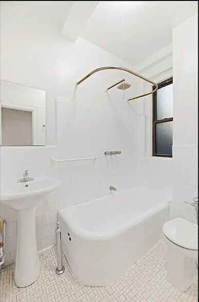 Building Photo - 151 W 74th St