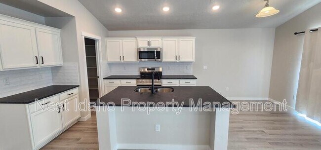Building Photo - 12339 Shadow River St