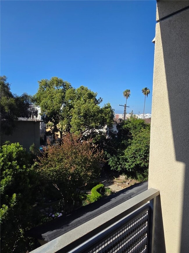 Building Photo - 436 S Virgil Ave