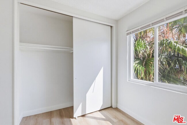 Building Photo - 5117 Crenshaw Blvd