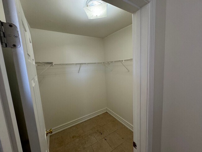 Building Photo - 2027 Russell Blvd