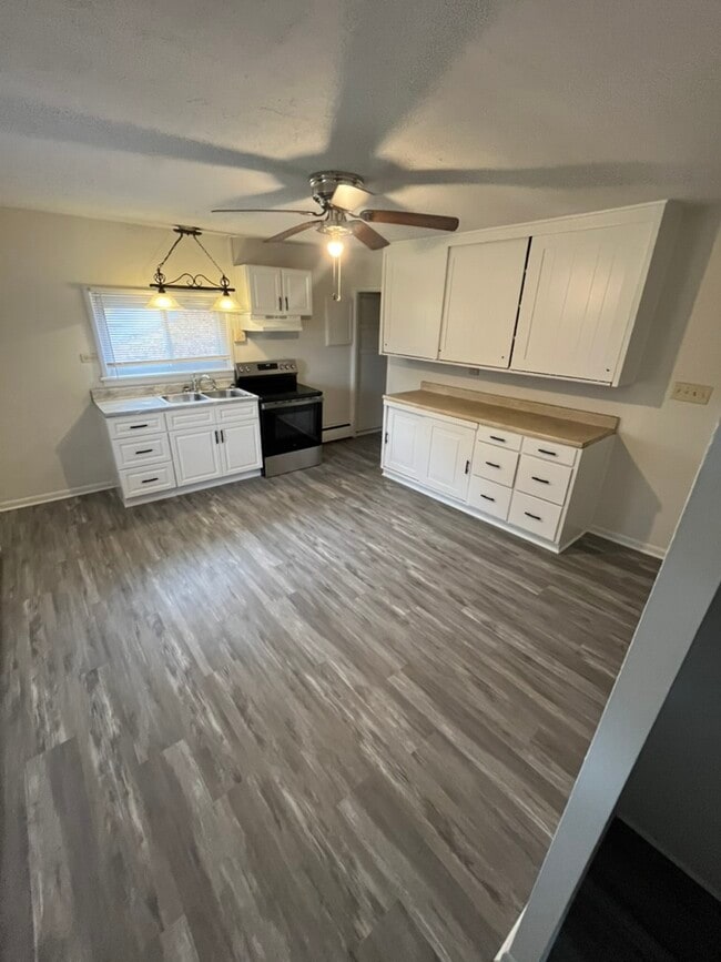 Building Photo - 602 E Maple St