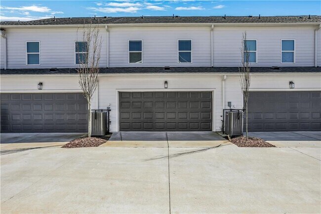 Building Photo - 1954 Sanford Dr