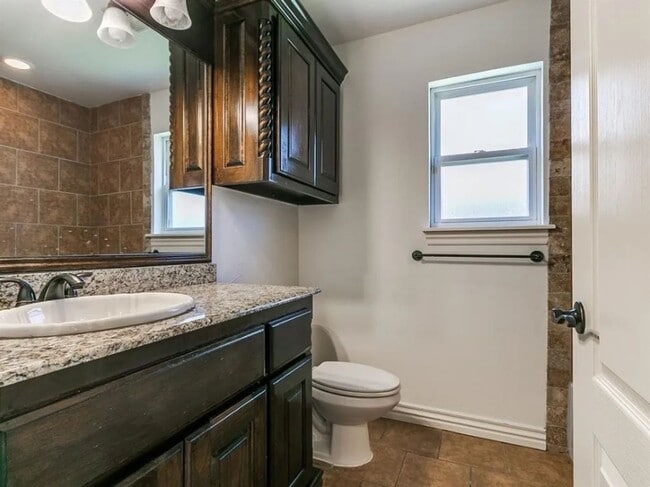 Building Photo - Spacious 4 Bed 2 Bath + Bonus Room In Edmond