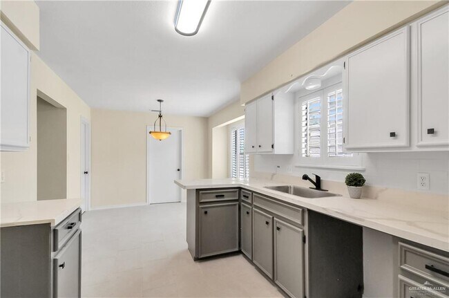 Building Photo - 413 W Jonquil Ave