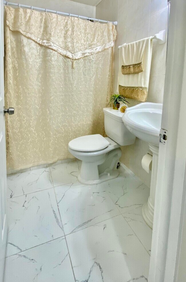 Building Photo - 938 Sumter Rd E