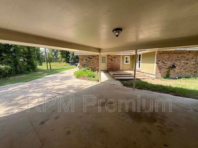 Building Photo - 13235 Country Park Ave