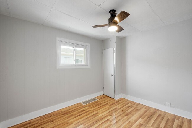 Building Photo - Beautiful 1 bedroom home with BONUS room in Natrona Heights available April 1!