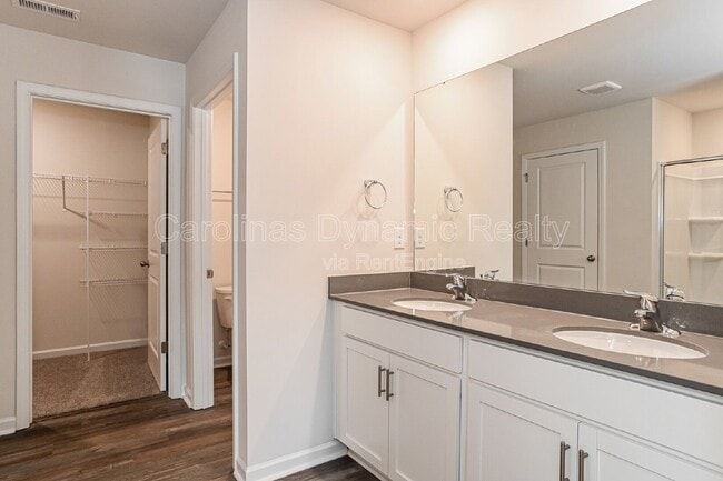 Building Photo - 1365 37th Ave Lane NE