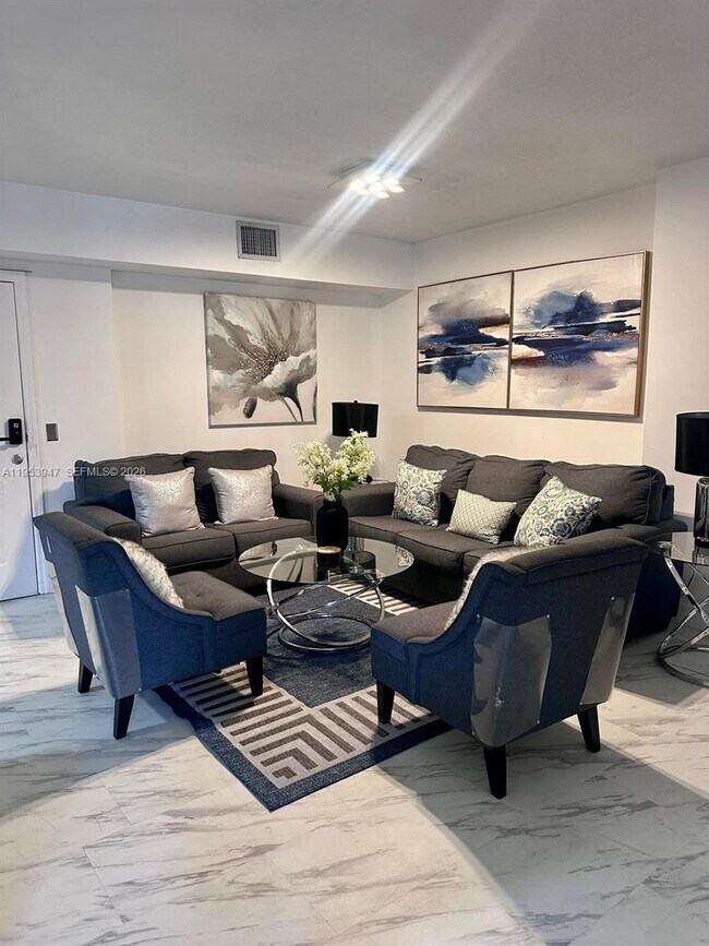 Building Photo - 9340 Fontainebleau Blvd