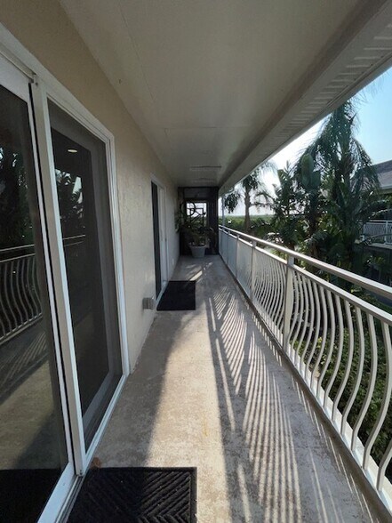 Building Photo - 8811 Bay Pointe Dr
