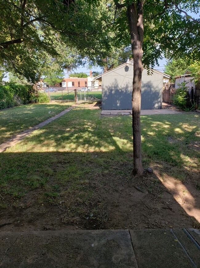 Building Photo - 702 N Buchanan St