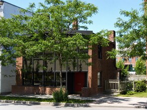 Building Photo - 252 College St