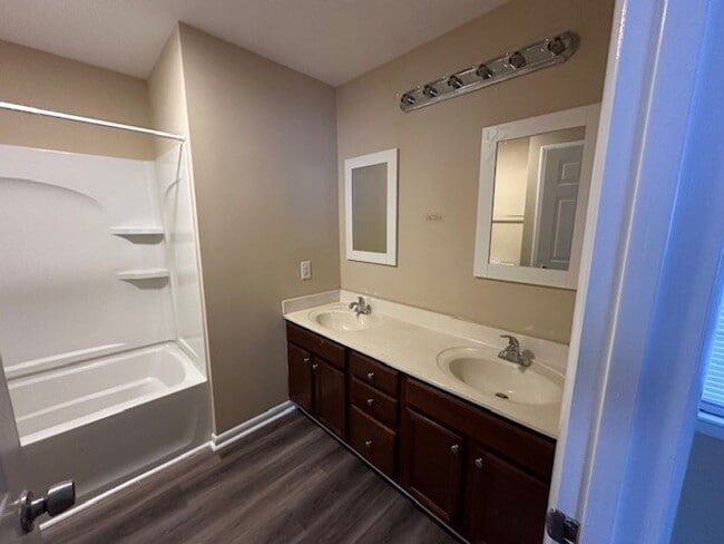 Building Photo - Conveniently located 3 bedroom/2 Bath house