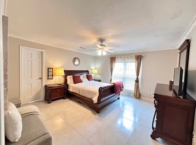 Building Photo - 11418 Chevy Chase Dr