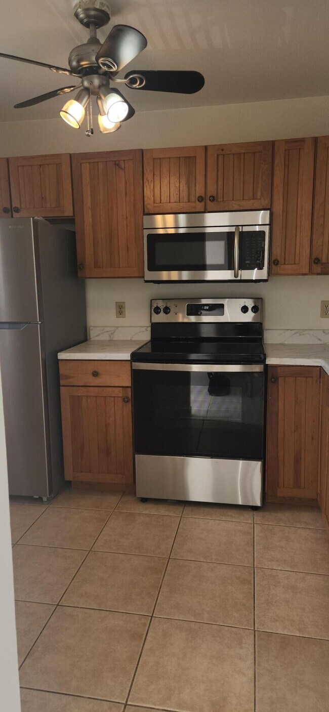 Building Photo - 6832 Palmetto Cir S