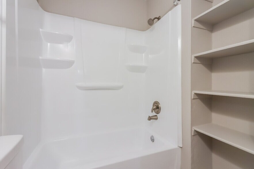 Building Photo - 15818 Gatebriar Dr