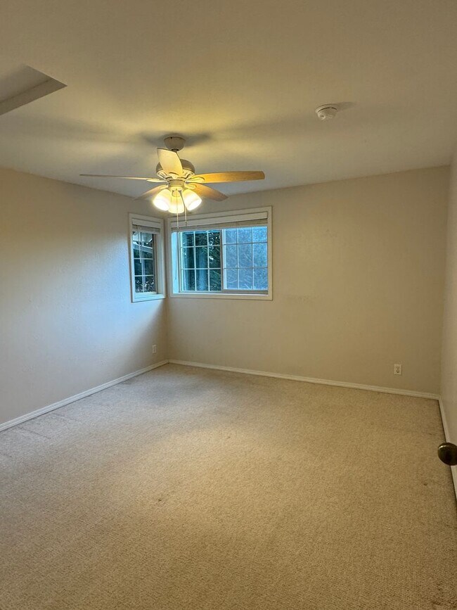 Building Photo - Poulsbo - perfectly charming 2 story with main floor primary suite