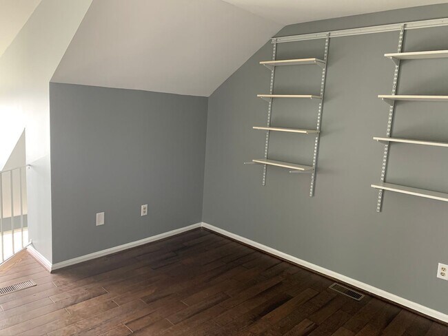 Building Photo - Gorgeous 3 BR/2 Full BA & 2 Half BA Waterf...