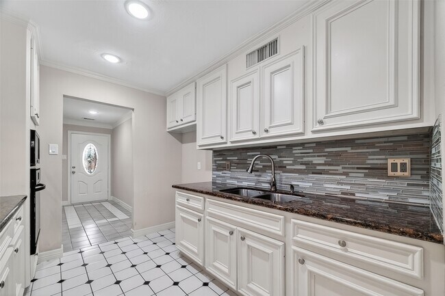 Building Photo - 14238 Pinewest Dr