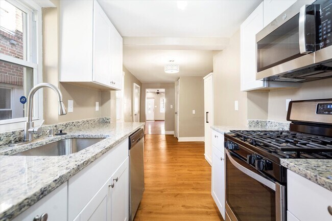 Building Photo - 424 S Eden St