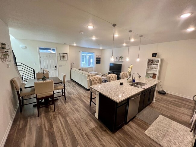 Building Photo - Almost New 3BD 2.5Bath Townhouse