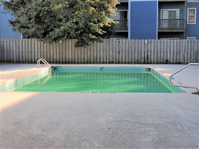 Outdoor pool. - 4210 Wilshire Blvd