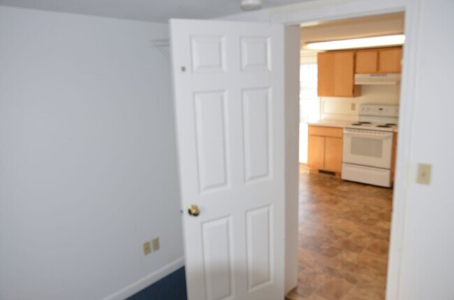 Building Photo - 15-17-17 Peru St