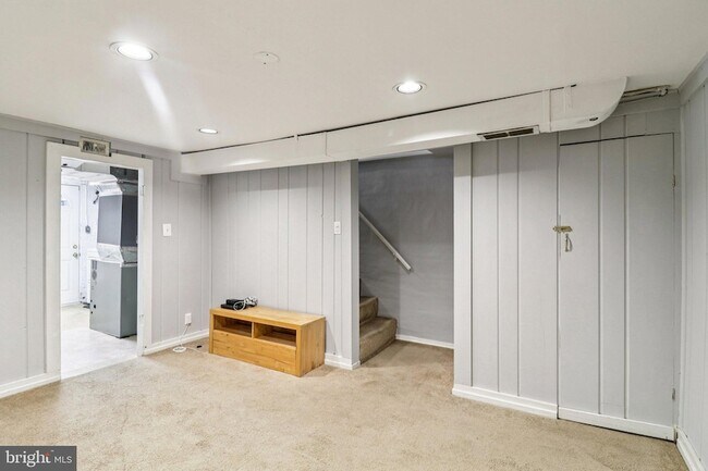 Building Photo - 250 Lynhaven Dr
