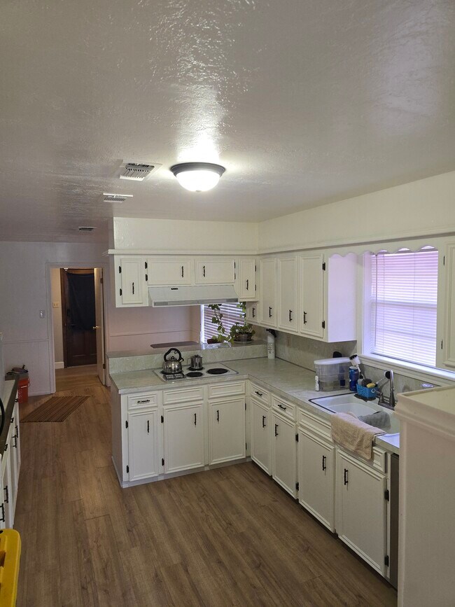 Building Photo - 2007 Southwood Dr