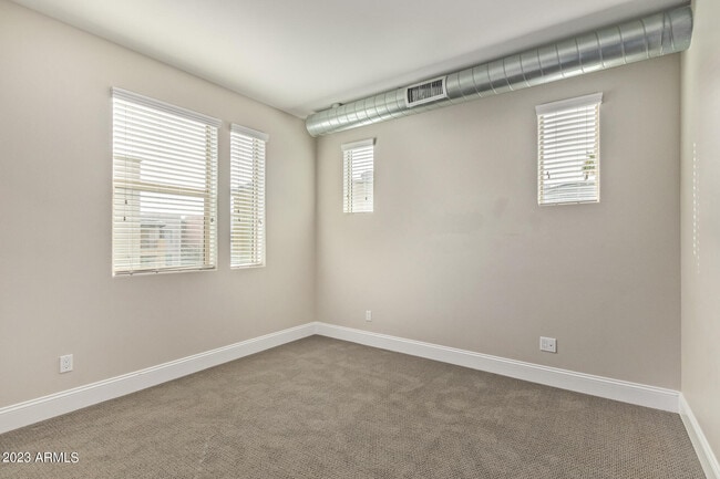 Building Photo - 4816 N Woodmere Fairway