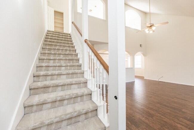 Building Photo - 910 Presley Way