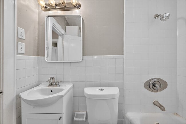 Building Photo - 2343 Wroxton Rd