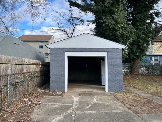 Building Photo - Newly Renovated 4 Bedroom / 2 Bathroom Woo...