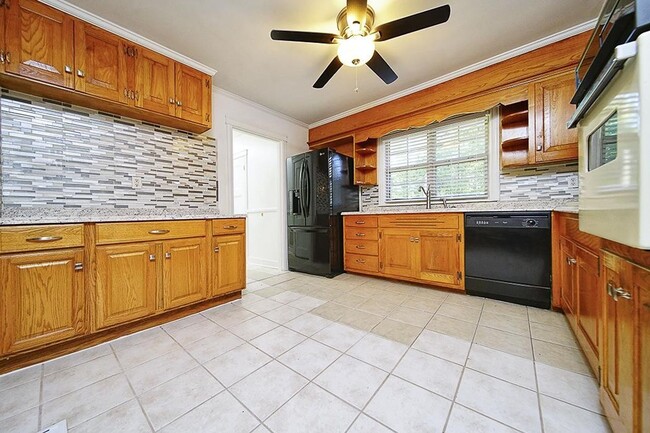 Building Photo - Beautiful 4-bedroom, 3-bathroom home located in the highly desirable Crieve Hall area!