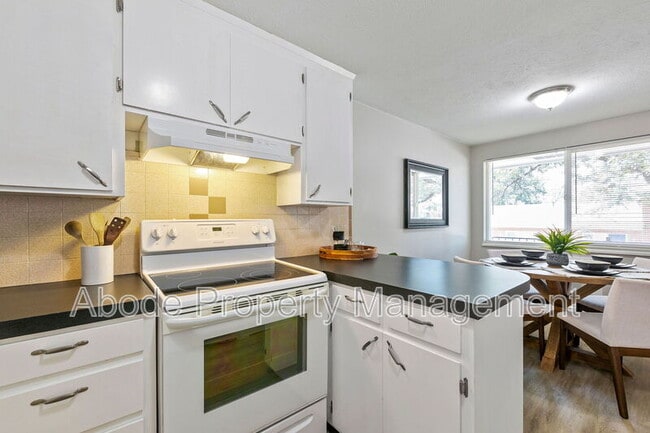 Building Photo - 466 W 10th St