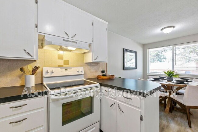 Building Photo - 476 W 10th St