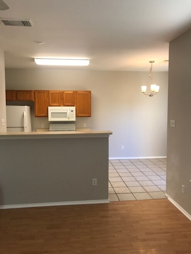 Building Photo - Wonderful 3 bedroom 2 bath Duplex