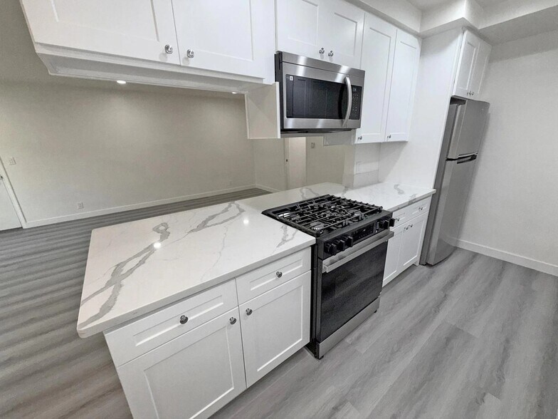 Building Photo - 10674 Holman Ave