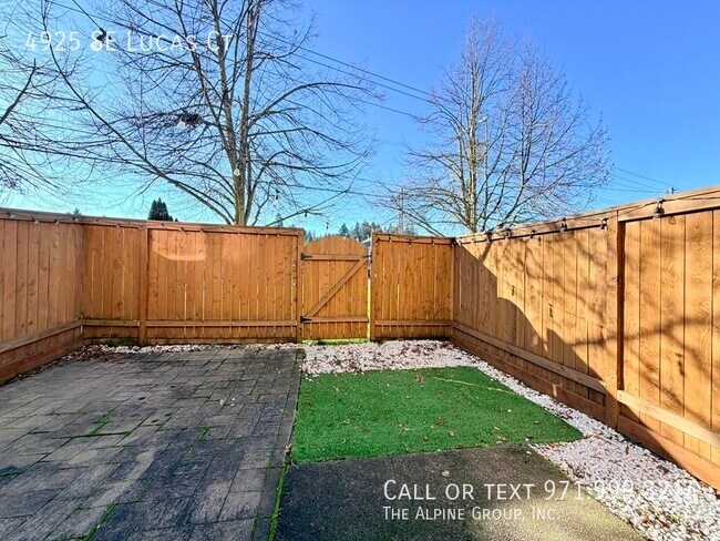 Building Photo - 4925 SE Lucas Ct