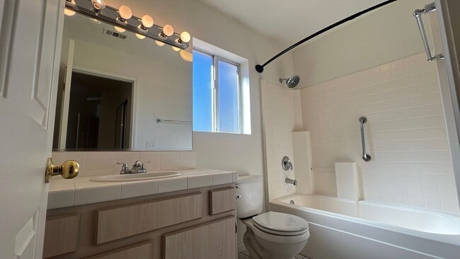 Building Photo - Townhouse in gated community near A.V. Col...