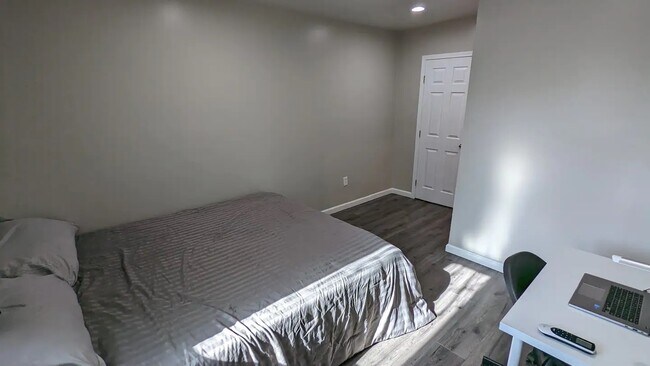 Building Photo - 1253 W 51st Plz