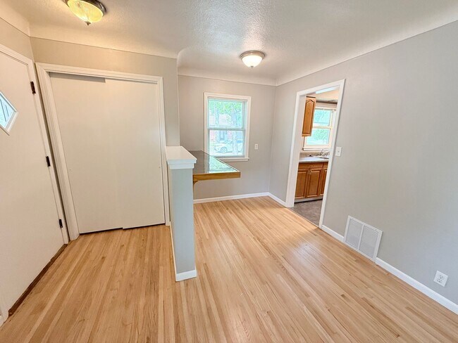 Building Photo - Spacious 4 Bed, 2 Bath Home – Perfect for Families or Roommates